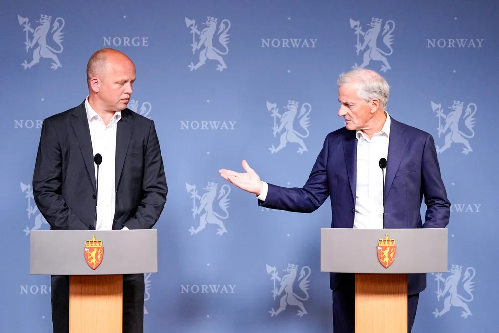Statsminister Jonas Gahr Støre (Ap) og finansminister Trygve Slagsvold Vedum møtte pressen sent fredag kveld, for å adressere Ola Borten Moes avgang.