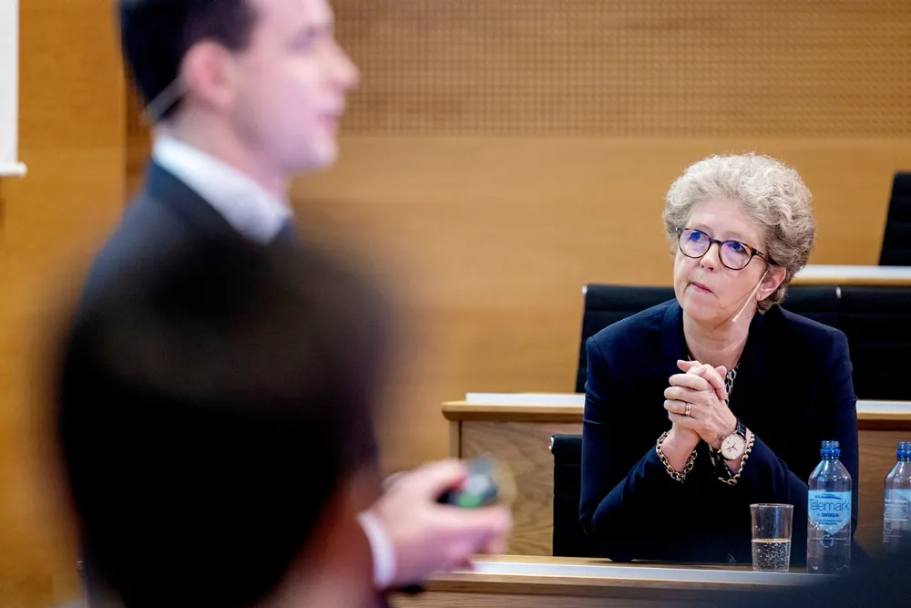 Hilde Merete Aasheim er administrerende direktør i Norsk Hydro. I forgrunnen: finansdirektør Pål Kildemo.