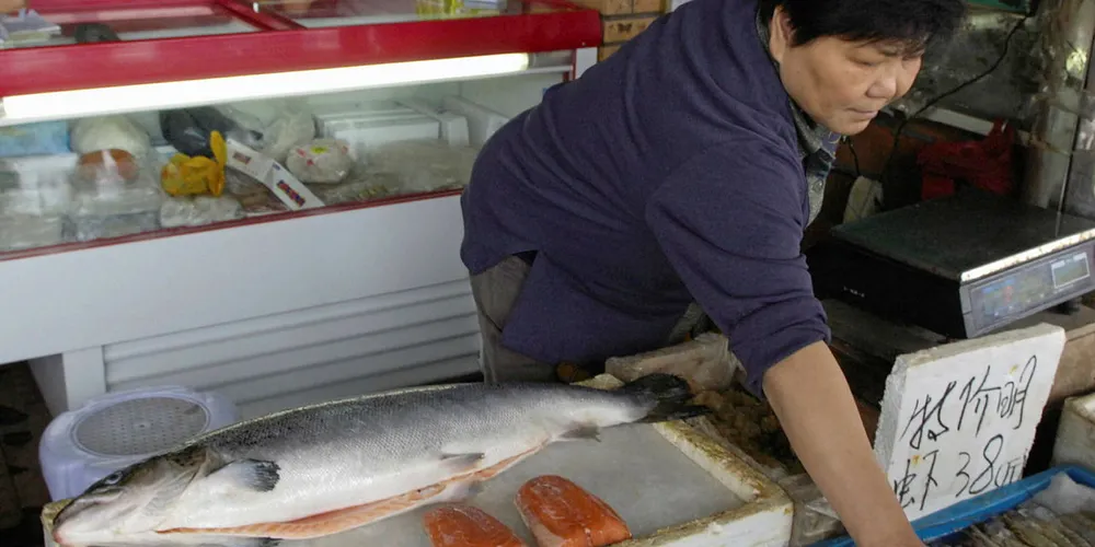ØKER: Norge selger stadig mer laks til Kina, som har en kraftig økning i sin fiskeimport. Her på fiskemarkedet i Shanghai. Arkivfoto