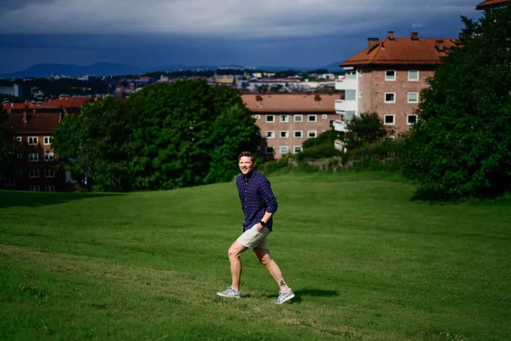 Erlend Straand sparer i indeksfond. – Jeg trenger ikke å følge noe med på det, det er sparing som bare skal tikke og gå i mange år.