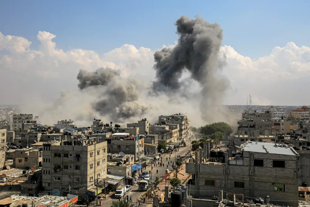 Illustrasjonsfoto: Røyken stiger opp fra byen Rafah på Gaza-stripen. Bildet er fra krigshandlinger i fjor høst.