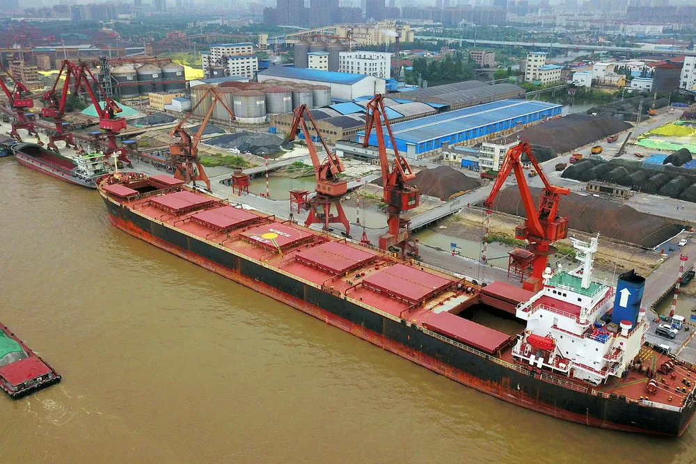 Kina vil importere inntil en million tonn soyabønner fra USA i september. Her losses soyabønner fra Brasil i havnen i Nantong i Kina.
