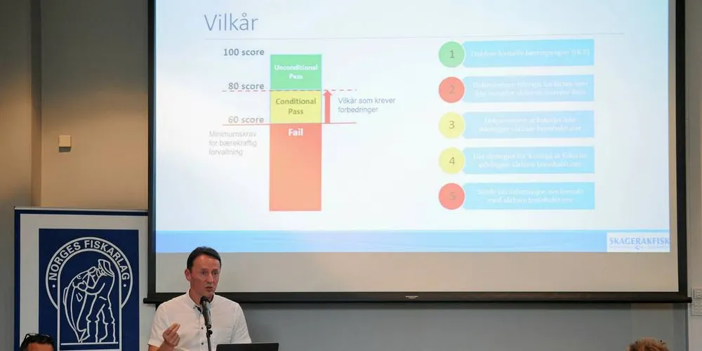 Kjell Arild G. Tøfte, direktør i Skagerakfisk, viste frem vilkårene som er satt for MSC-sertifiseringen av rekefisket i sør. Punkt to, som berører sorteringsrist innenfor grunnlinja på fire nautiske mil er et av punktene som blinker rødt. Foto: Kjersti Kvile