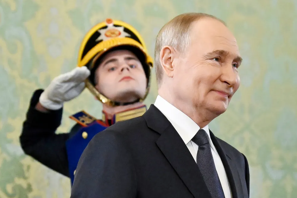 Russland er med soleklar margin verdens mest sanksjonerte land, men krigen raser videre på fjerde året. Her Vladimir Putin i Kreml tidligere i mai.