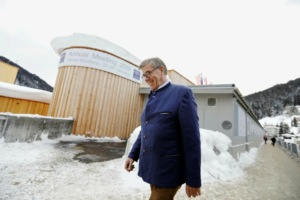 Stein Erik Hagen er på World Economic Forum i Davos for å delta i en rekke lukkede møter, blant annet med andre store familieselskaper og med andre styreledere. Hans to døtre Camilla Hagen Sørlie og Caroline Hagen Kjos er også til stede, med formelle oppgaver under arrangementet.