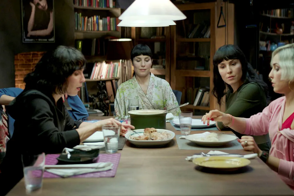 Noomi Rapace får vist seg frem i syv nokså forskjellige roller, og norske skuespillere får testet sitt Hollywood-potensial i hodeløs action regissert av Tommy Wirkola. Foto: Norsk Filmdistribusjon