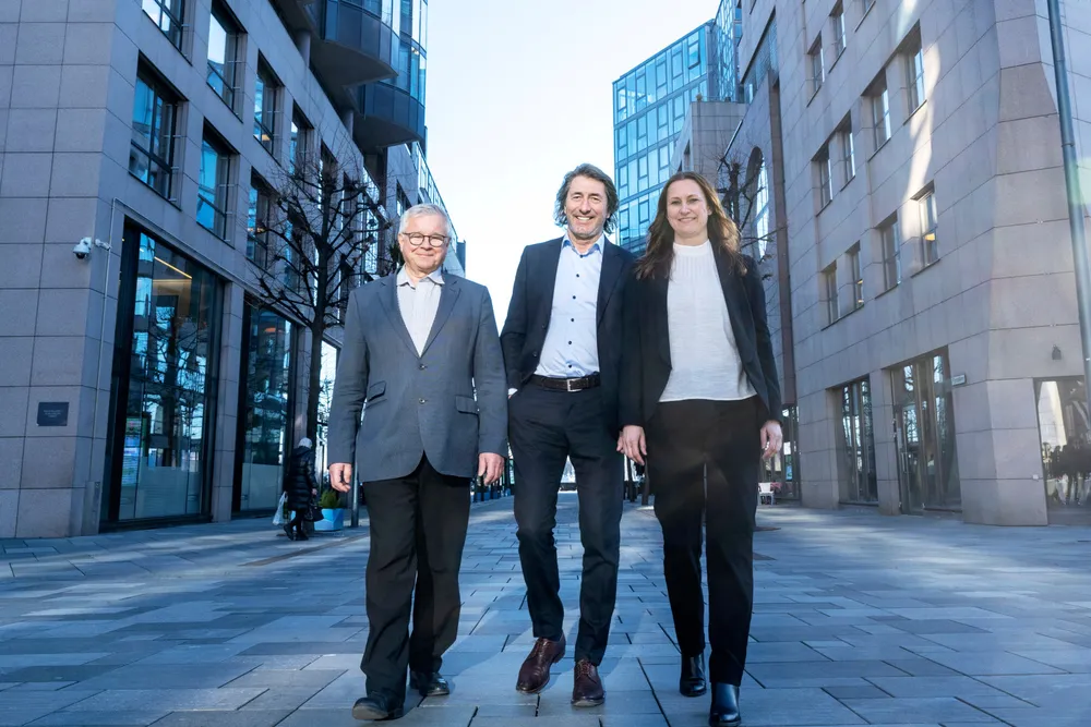 Egil Haugsdal (til venstre), sjef i Kongsberg Renewables Technologies, blir ny investor i Loke Marine Minerals. Selskapet tar sikte på å bli verdens største innen utvinning av havbunnsmineraler. Her er han sammen med Walter Sognnes, toppsjef Loke Marine Minerals og Wenche R. Helland, direktør Loke Marine Minerals.