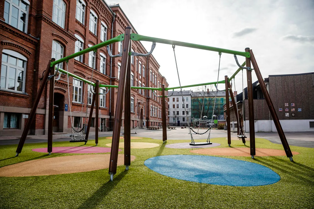 Et realistisk alternativ er å vurdere tiltak som får i gang skole, barnehager og arbeidsplasser for noen grupper i samfunnet, samtidig som smitterisiko minimeres, skriver forfatterne av innlegget.