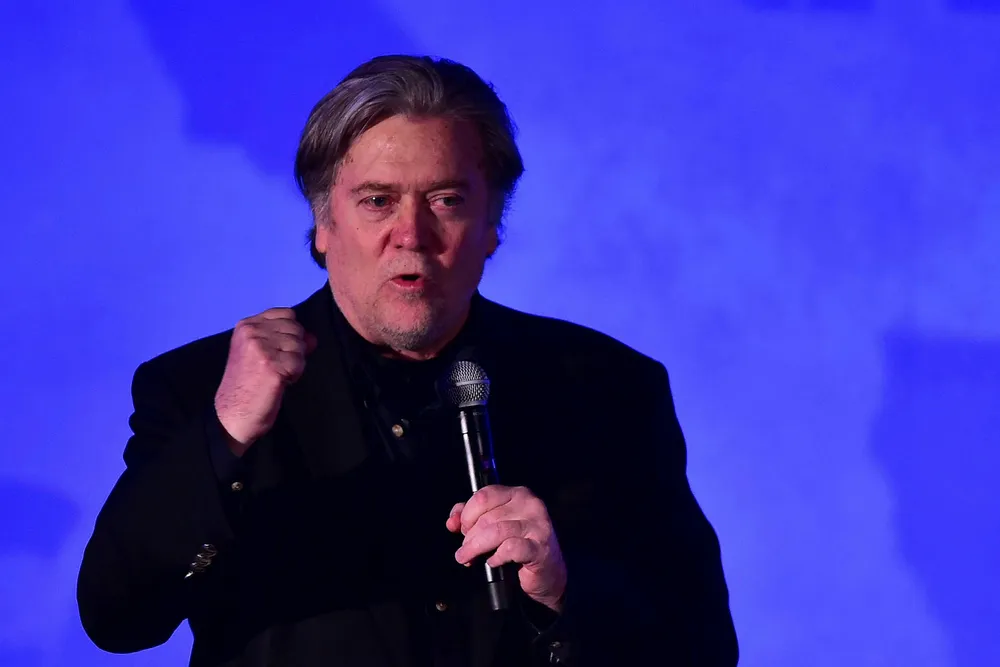 Donald Trumps tidligere sjefstrateg Steve Bannon, her under en tale på et arrangement i Anaheim i delstaten California i oktober i fjor. Foto: FREDERIC J. BROWN / AFP / NTB Scanpix