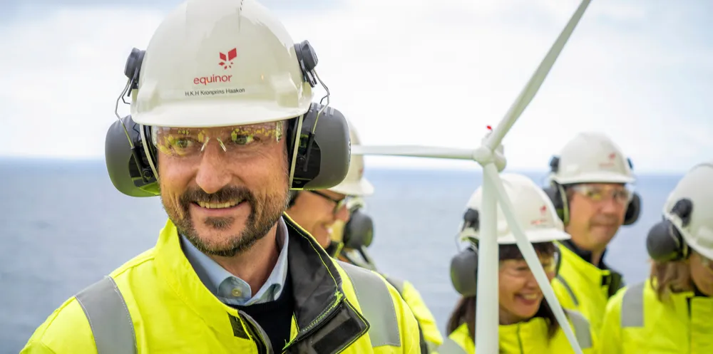 Kronprins Haakon under åpningen av det flytende havvindanlegget Hywind Tampen.