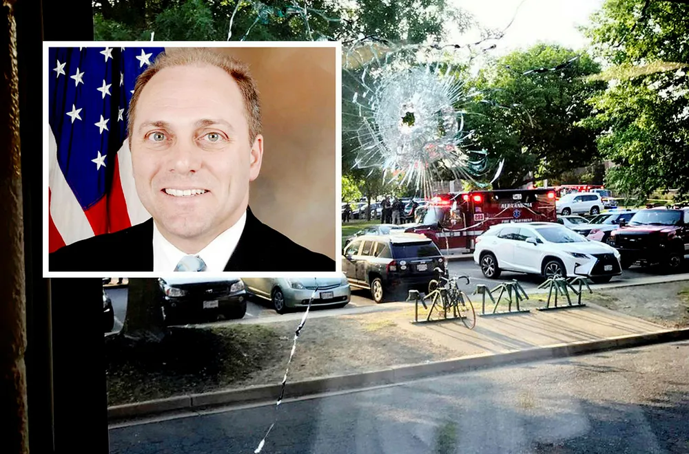 Kongressmann Steve Scalise fra Louisiana ble skutt og såret onsdag. Her ses nødpersonale i arbeid gjennom et av kulehullene etter onsdagens skyting i Alexandria. Joseph Miscavige/AP/NTB Scanpix