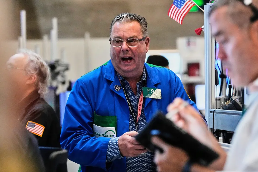 Megler David Marks og hans kolleger på handelsgulvet på New York Stock Exchange åpner uken med fall.