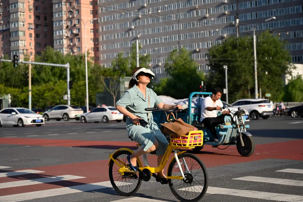 Den kinesiske kommunistledelsen lover nye støttetiltak for økonomien. Foreløpig er det vage løfter, men nok til at det har skapt optimisme hos investorer ved Kina-børsene. Her fra Beijing denne uken.