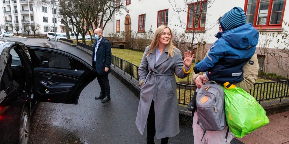 Olje- og energiminister Tina Bru er glad for at kvinneandelen i kraftbransjen øker, men synes at det går sakte. Hun vil likevel ikke innføre kvinnekraft i kraftbransjens aksjeselskaper.