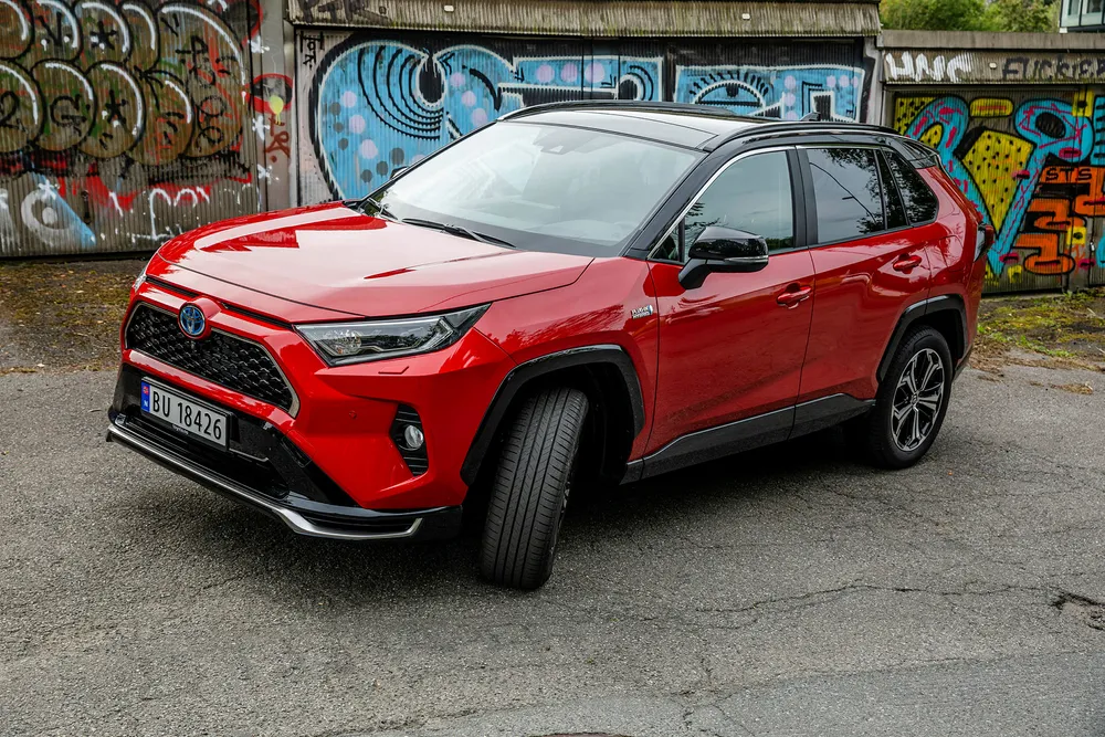 Toyota RAV4 plugin hybrid har en rekkevidde på 75 kilometer, og er en av de ladbare hybridene som får fullt vektfradrag.