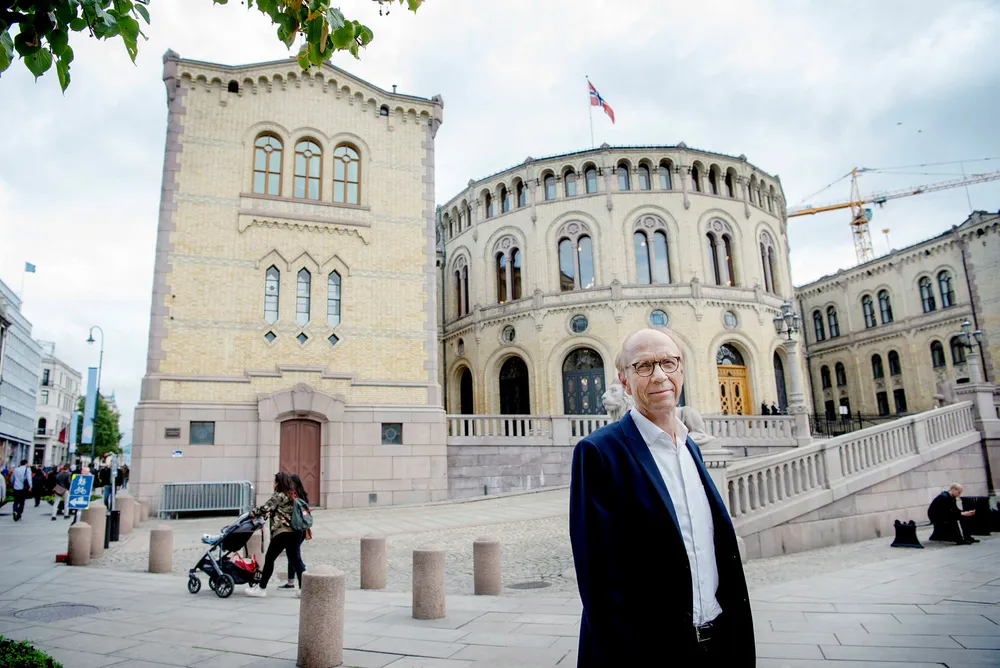Tidligere oljefondssjef Knut Kjær er blant annet bekymret for det høye gjeldsnivået i Kina, en av faktorene han tror kan være kimen til en ny krise og bratt aksjefall. Her fra overvåkning av aksjemarkedene i Beijing i mars i år.