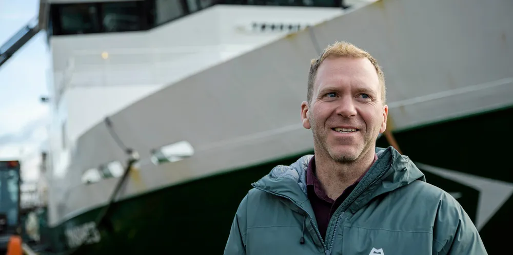 I første halvdel av desember var det tid for service på hovedmotoren til «Senja», etter å ha gått 20.000 timer. – Det er ikke så mye som må gjøres på en ny båt, men litt er det alltid, sier Tommy Torvanger, om servicen som ble gjennomført på frysetråleren fra 2020.