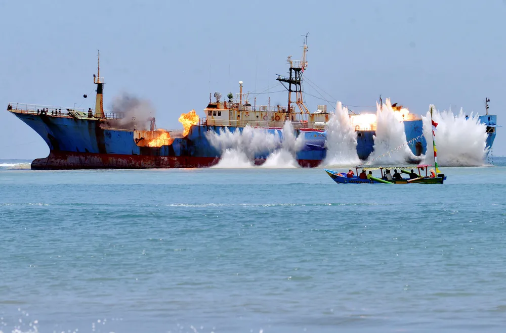 Den 14. mars i fjor endte «Viking» sine dager som piratskip med et smell på den vakre stranden Pagandaran på Java i Indonesia. Foto: Dasril Roszandi/NurPhoto/NTB Scanpix