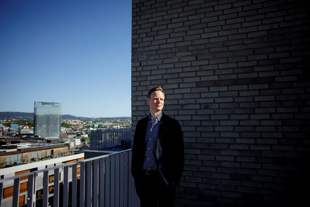 – Vi har masse konkrete eksempler hvor vi har spurt kunden om hva som har skjedd, så refererer de til en sånn annonse og sier: «Ja, men Olav Thon har gjort det, så derfor er det trygt», sier Terje A. Fjeldvær, som leder DNBs avdeling for bedrageribekjempelse.
