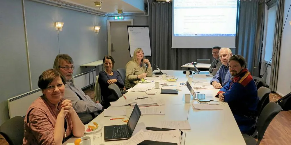 KLAR MELDING: Leder Helga Pedersen (t.v.) kom med klar melding til Nærings- og fiskeridepartementet om hvem som har ansvaret for å finansiere nemndas virksomhet. På møtet i Bergen her sammen med Knut Werner Hansen, Bente Aasjord, Ragnhild Sandøy, Rune Rasmussen, Steinar Friis og Beskas Niilas.Foto: Nils Torsvik