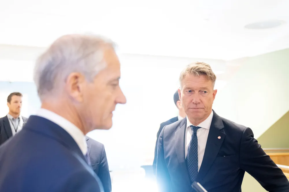 Terje Aasland (Ap, til høyre) skyter ned MDGs utfasingsplan for norsk olje og gass, som er «helt uaktuell» politikk for regjeringen. Her er han på olje- og energimessen ONS i Stavanger denne uken, i samtale med statsminister Jonas Gahr Støre (Ap).