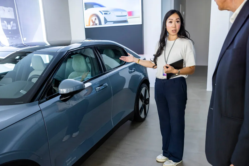 I utstillingslokalet i Oslo sentrum viser Polestar-spesialist Chris Yong frem en Polestar 2, som i sommer fikk kraftig priskutt. Stadig flere bilforhandlere følger etter.