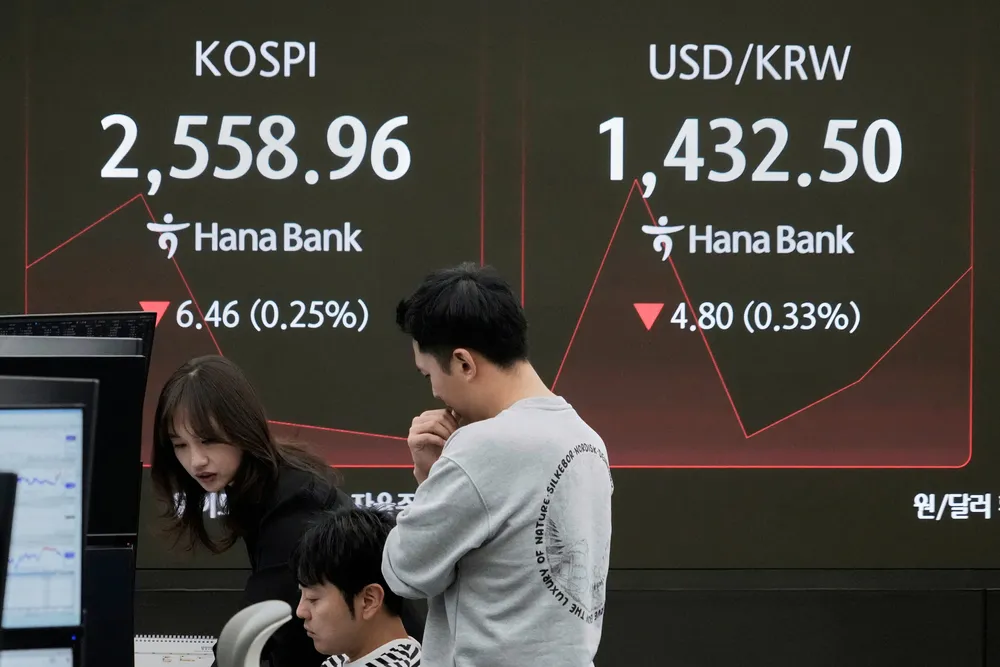 Det er avventende ved Asia-børsene. Her fra Sør-Korea, hvor Samsung Elecgronics har lagt frem kvartalsresultatet.