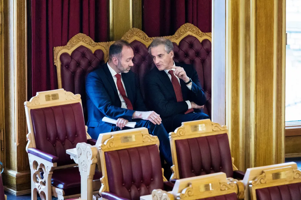 Ap betalte en stor andel av advokatregningen for Trond Giske, får DN opplyst. Jonas Gahr Støre vil ikke kommentere dette. Her er de fra en spørretime i Stortinget i 2017, før varslene mot Giske kom opp.