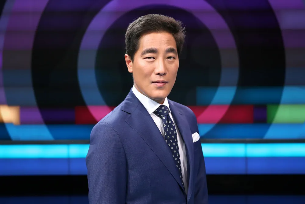 Programleder for Debatten i NRK, mener Nikolay Ramms parodi på en japansk talkshowvert var morsom.