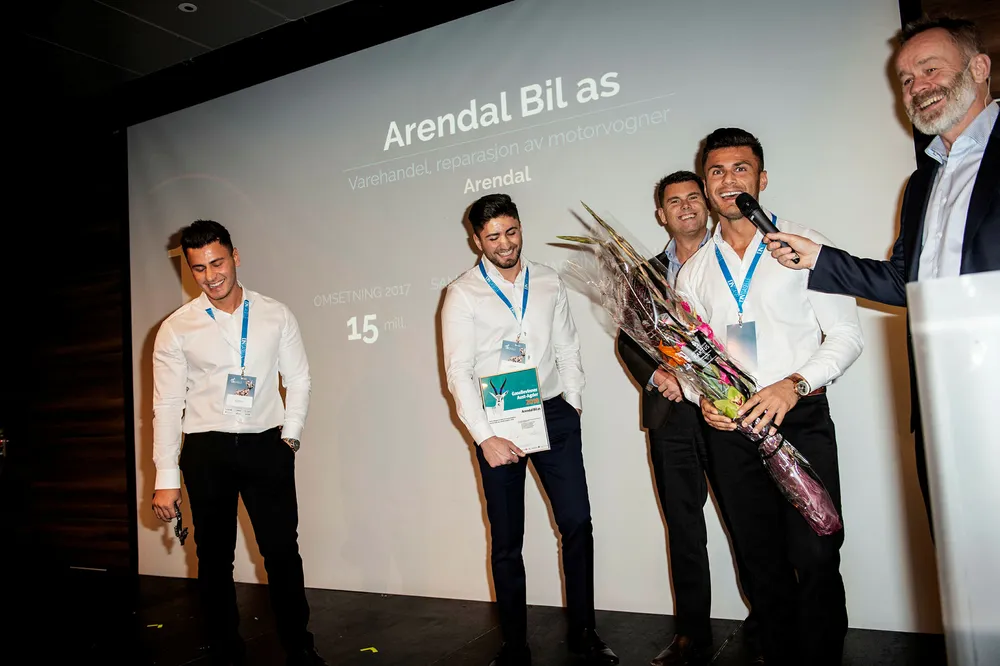 Dani Faranso (til venstre), Fadi Faranso, Trond Baade og Remon Faranso i Arendal Bil ble tirsdag kåret til årets gasellevinner i Aust-Agder av DNs sjefredaktør Amund Djuve.