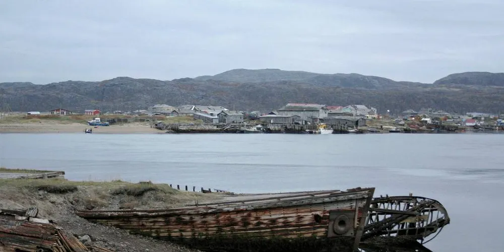 KONTRASTER: Det gjorde inntrykk på Kjersti Eline Tønnesen Busch da hun besøkte det russiske fiskeværet Teriberka sammen med en norsk forskningsdelegasjon forrige uke.