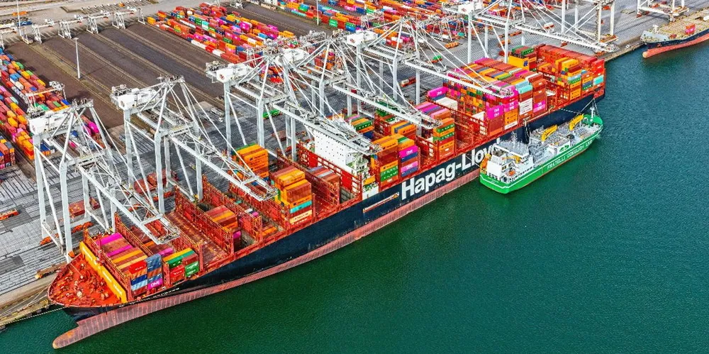 The Alice Cosulich supplies the bio-LNG to Hapag-Lloyd’s Brussels Express in Rotterdam.