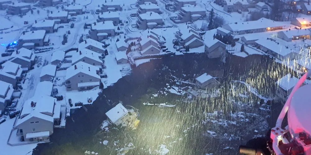 Elvias mannskaper ble med opp i helikopter over rasstedet og fikk konstatert at to av deres nettstasjoner var tatt av raset.