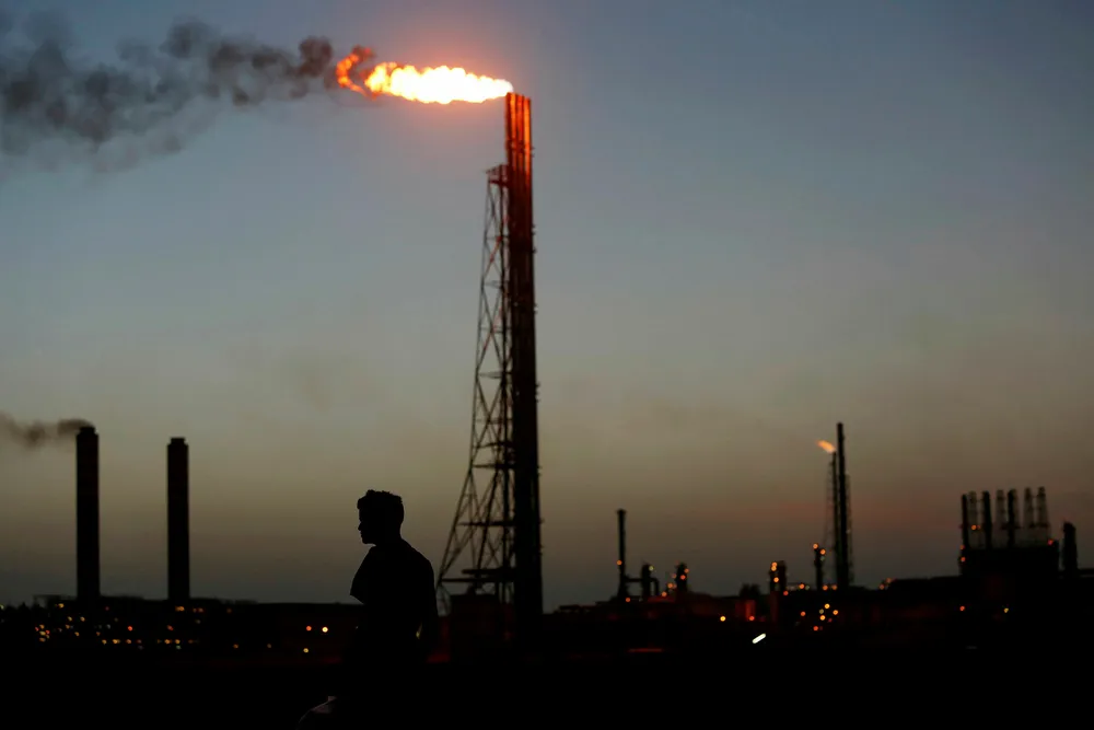 Avbildet er et oljeanlegg i det kriserammede oljelandet Venezuela. landet var med å starte oljekartellet Opec i 1960, og sluttet seg til kuttavtalen onsdag. Foto: Carlos Jasso/Reuters/NTB scanpix