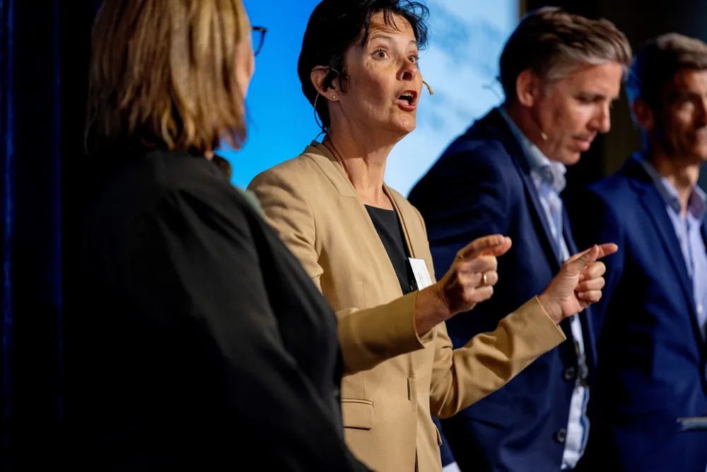 Investeringsdirektør i Skagenfondene, Alexandra Morris, er positivt til tallene, selv om de er lave: – Det er veldig mange yngre og dyktige kvinner som nå vender seg mot finans, sier hun. (Fra venstre Mette Lindbæk i NFF, Alexandra Morris og Håvard Gulbrandsen i KLP).