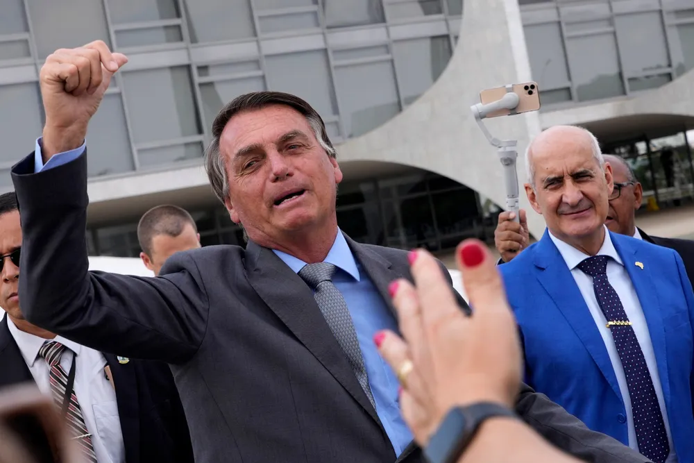 Brasils president Jair Bolsonaro oppildnet sine tilhengere utenfor presidentpalasset Planalto i Brasília mandag.