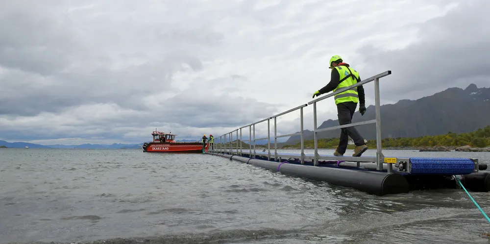 LØNNSFORHANDLINGER: Hvilebestemmelsene er noe av det som er blitt skjerpet i havbruksoverenskomsten. Nå skal man ikke tape lønn dersom hviletiden går inn i neste arbeidsdag.