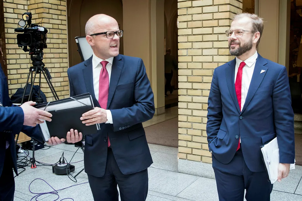 Klima- og miljøminister Vidar Helgesen (til venstre) overlevde mistillitsforslag i stortingssalen under ulvedebatten tirsdag. SVs Heikki Holmås var blant dem som støttet ham. Foto: Håkon Mosvold Larsen/NTB Scanpix