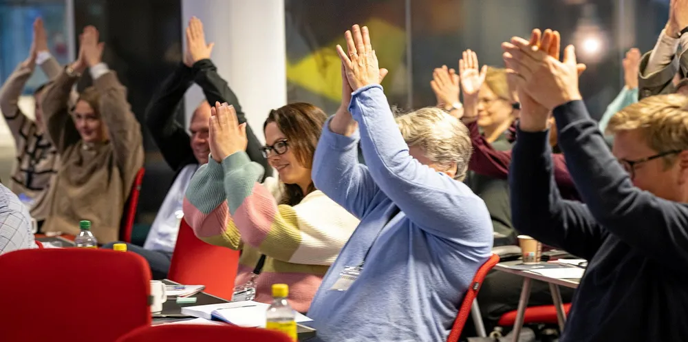 Gode ledere påvirker engasjement og produktivitet hos de ansatte i positiv retning og skaper trivsel og motivasjon på arbeidsplassen.