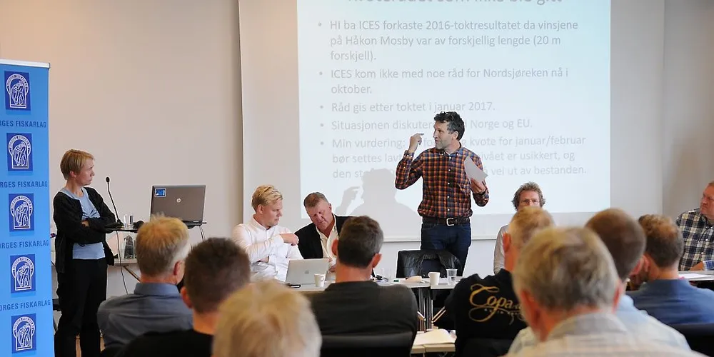 Havforsker Guldborg Søvik fra Havforskningsinstituttet fikk kjørt seg i årsmøtet til Fiskarlaget Sør. Under reketoktet i januar var det en feil på trålen som ikke ble oppdaget, og resultatene er ubrukelige. Her sier styremedlem Steinar Bredsand sitt. Foto: Kjersti Kvile