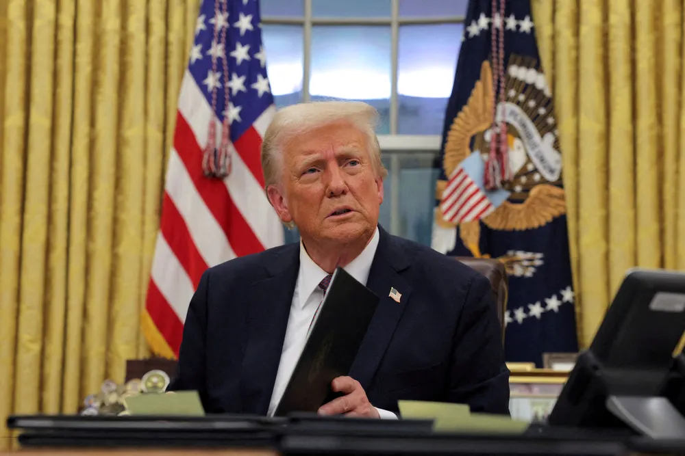 Tilbake på plass. Donald Trump hurtigsignerer presidentordre i Det ovale kontor i Det hvite hus.