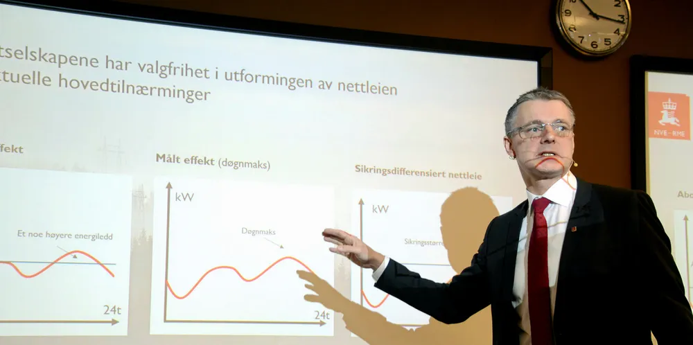 Det har lenge vært snakk om å innføre effekttariffer, men nå dropper NVE forslaget om effektledd i nettleien. Bildet er tatt da NVE-sjef Kjetil Lund la frem det forrige forslaget i februar.