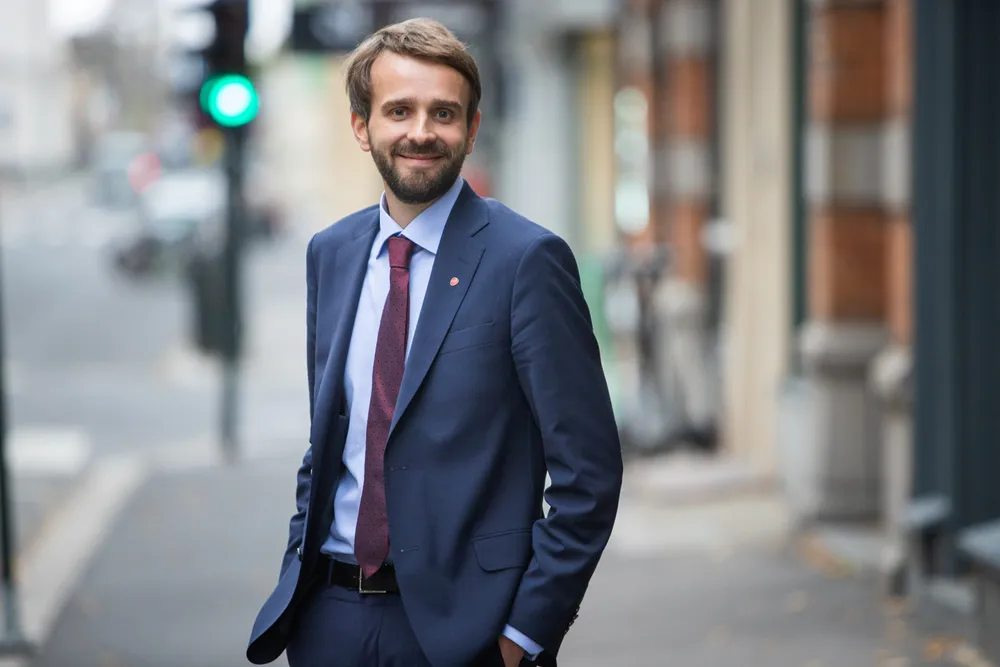 Næringsminister Jan Christian Vestre (Ap) er bekymret over et økende underskudd på handelsbalansen for fastlandsøkonomien. Hvis regjeringen vil gjøre noe med, må den bruke mindre oljepenger.