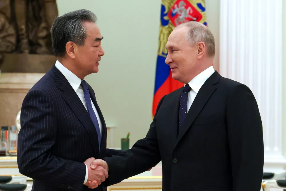 Den kinesiske toppdiplomaten Wang Yi avsluttet et besøk i Moskva med å møte president Vladimir Putin på onsdag. USA advarer Kina om å ikke eksportere våpen eller avanserte produkter til Russland. Kina sier de vil legge frem en «fredsskisse» på fredag.