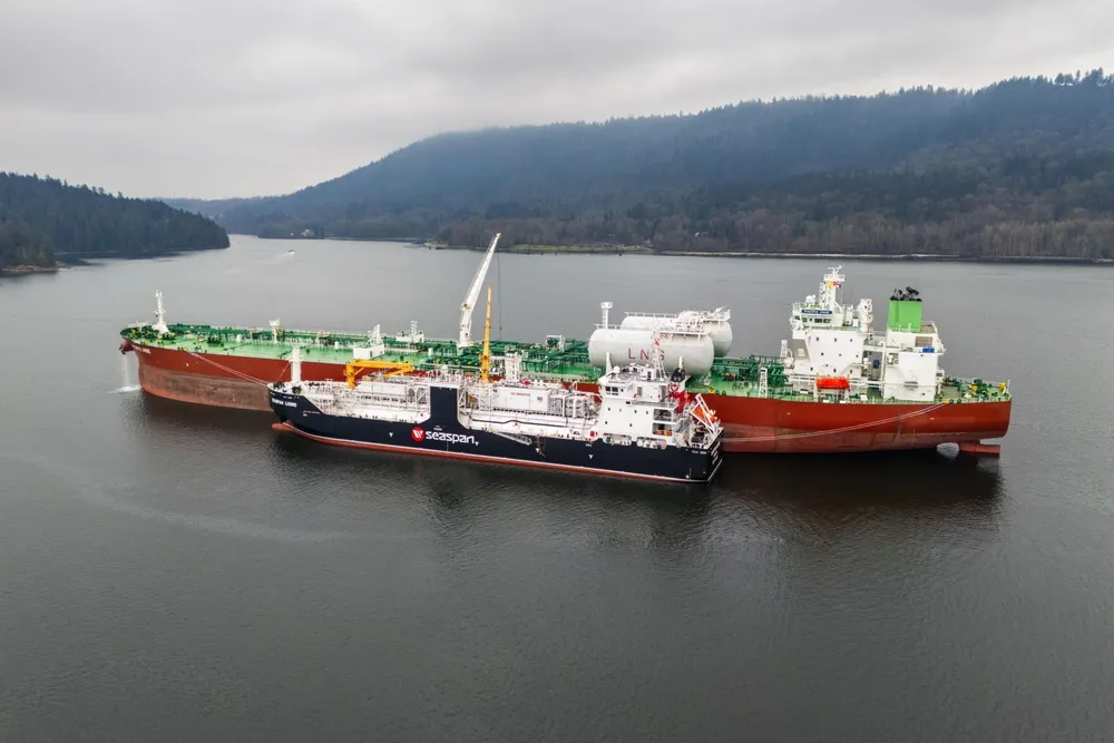 Seaspan Energy’s LNG bunker vessel Seaspan Lions supplies fuel to Sinokor’s aframax tanker Pacific Jade in Vancouver, Canada.