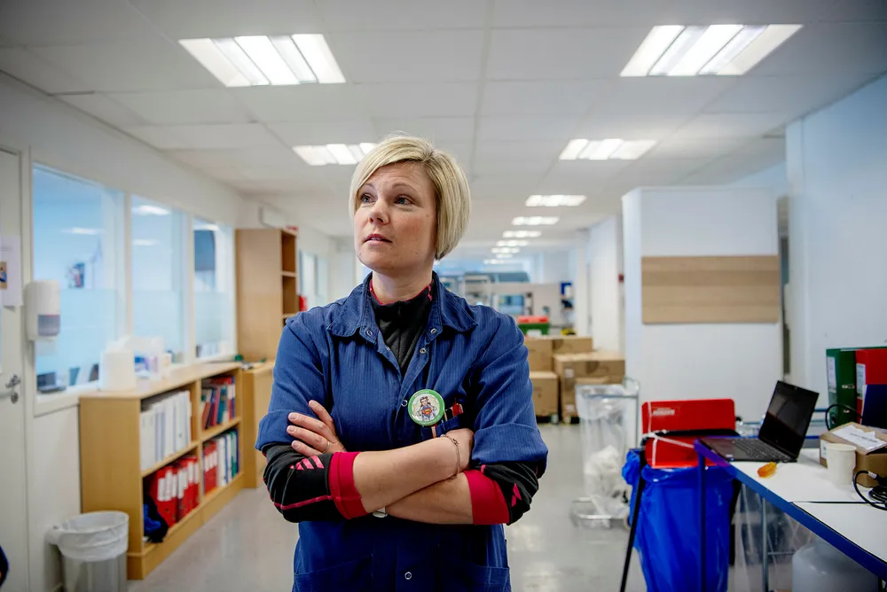 – Vi har gitt opplæring til ganske mange. Vi kommer til å kjøre to skift, dag og kveld, sier bioingeniør og fagansvarlig Ragnhild Vassbø Eid ved Fürst laboratorier på Furuset. Hun har planlagt at laboratoriet skal kunne håndtere analyser av 2000 blodprøver daglig.