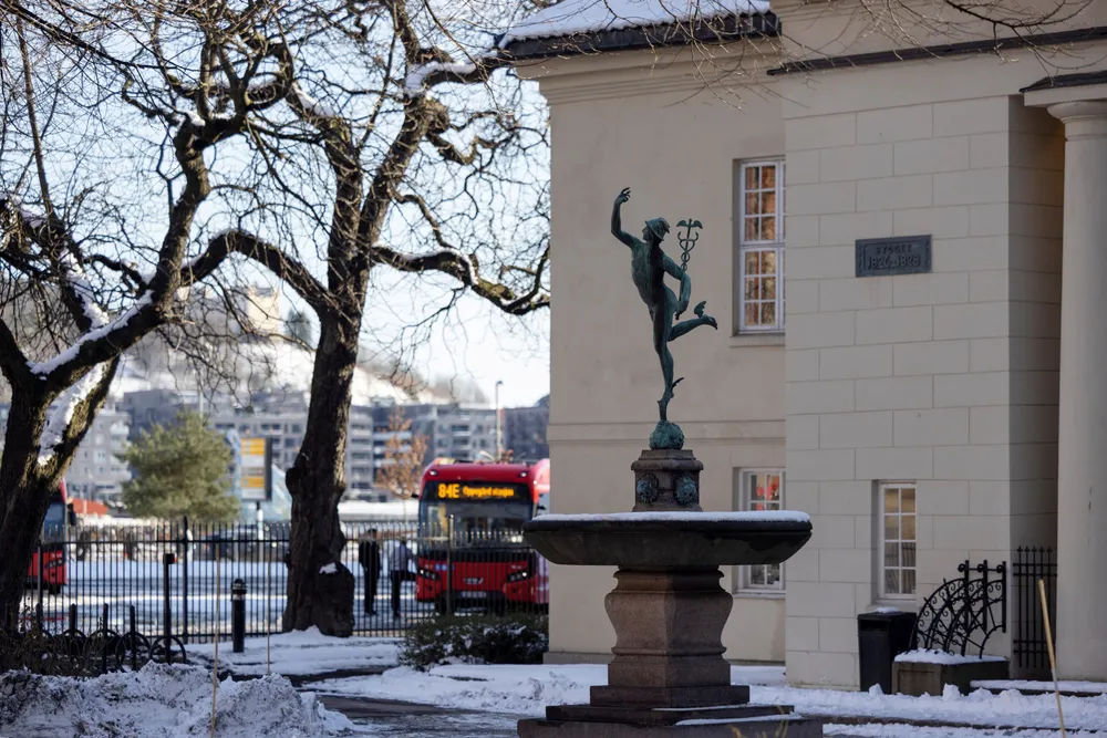 Ideen med aksjer på Oslo Børs er å maksimere verdien på dem. Her kastes isteden aksjonærene under bussen av styrelederen.