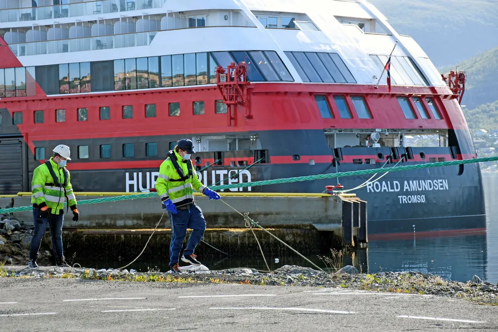 Etter smitteskandalen om bord på MS «Roald Amundsen» i juli, er alle ekspedisjonscruise avlyst på ubestemt tid, og selskapet har ikke oppdatert markedet om utviklingen i bookinger. Ansatte frykter for om kundene kommer tilbake. Her fra Tromsø.