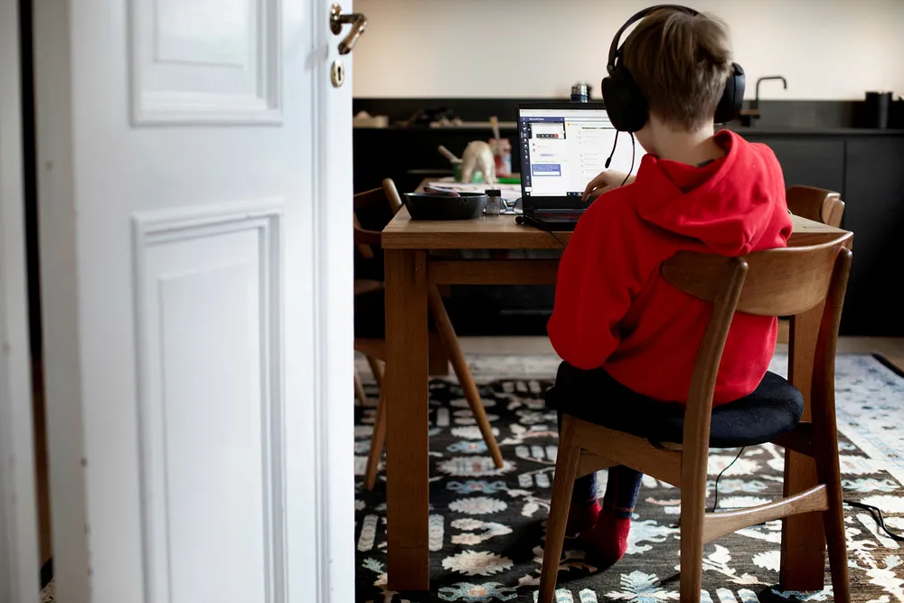 Etter at skoler og barnehager over hele landet ble stengt grunnet koronapandemien, har både elever mange foreldre måttet jobbe hjemmefra.