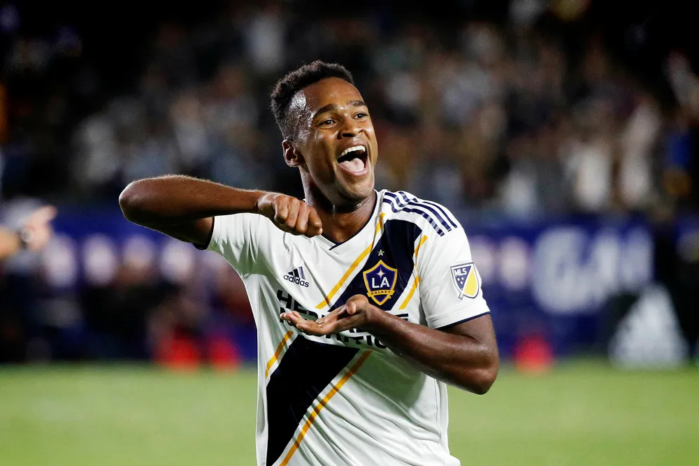 – Det er ikke så mye stemning rundt VM, sier norske Ola Kamara som spiller for den amerikanske klubben Los Angeles Galaxy. Her feirer Kamara et mål i en kamp mot Real Salt Lake 9. juni i år. Foto: Jae C. Hong/AP/NTB scanpix